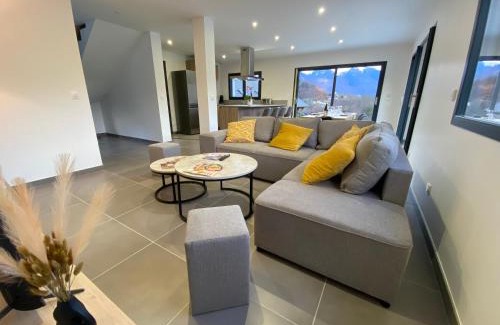 Mercury House | Villa Lounge: Family-Friendly Getaway Rated 9.5/10