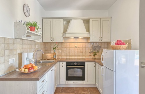 Peruski Villa | Villa Loverka: Serene Retreat with Ocean View Near Pula