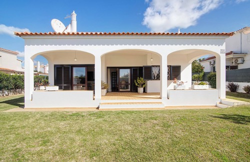 Castelo Villa | Villa 'Luísa Galé': Private Pool & Oceanfront Getaway