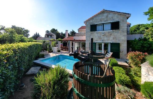 Praznica Villa | Villa Luči: 4-Star Stay with Pool and Pet-Friendly Perks