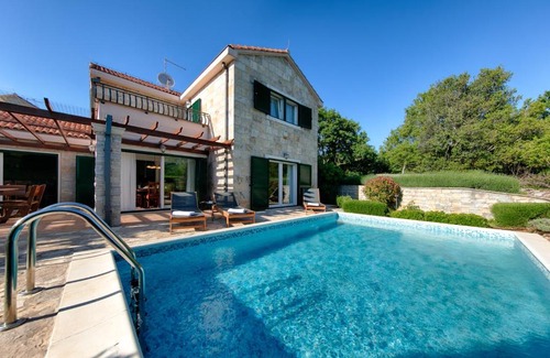 Praznica Villa | Villa Luči: 4-Star Stay with Pool and Pet-Friendly Perks