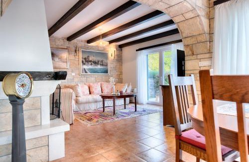Praznica Villa | Villa Luči: 4-Star Stay with Pool and Pet-Friendly Perks