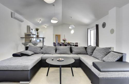 Divsici House | Villa Lu: 4-Star Retreat with Pool and Pet-Friendly Perks