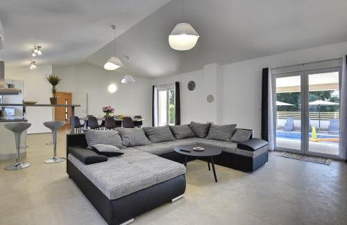 Divsici House | Villa Lu: 4-Star Retreat with Pool and Pet-Friendly Perks