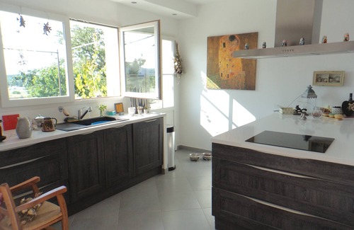 Lauris Villa | Villa Luberon: Premier Stay with Pool and Pet-Friendly Perks