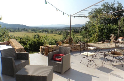 Lauris Villa | Villa Luberon: Premier Stay with Pool and Pet-Friendly Perks