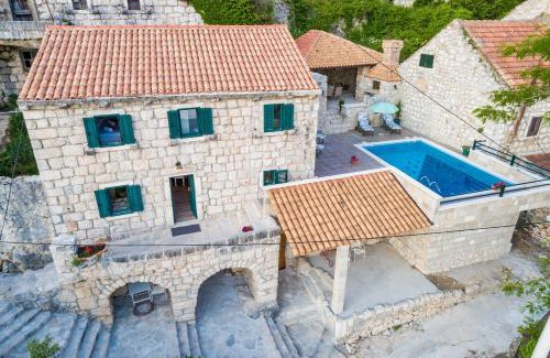 Mihanici Villa | Discover Villa Luciana: Oceanfront Bliss with Pool Access