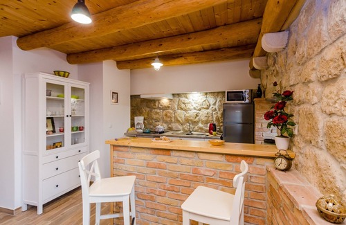 Mihanici Villa | Villa Luciana: Serene Two Bedroom Villa with Pool & Sea View