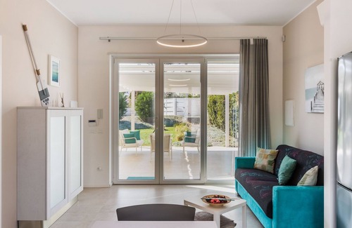 Noto Marina Apartment | Villa Luisa "Acqua": Family-Friendly Getaway with Breakfast