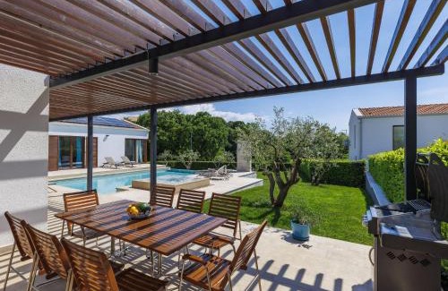 Sveti Petar u Sumi Villa | Relax at Villa Luna Bianca: Pool, Hot Tub & Family Friendly