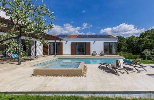 Sveti Petar u Sumi Villa | Relax at Villa Luna Bianca: Pool, Hot Tub & Family Friendly