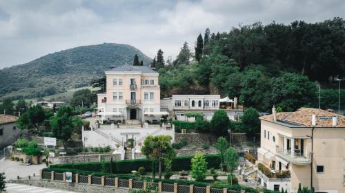 Teolo Hotel | Pet-Friendly Villa Lussana with Restaurant & Family Amenities