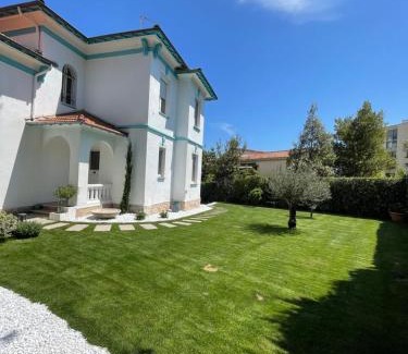 Riou - Petit Juas - Av de Grasse Villa | Elegant Villa Luxe with Pool in Central Cannes