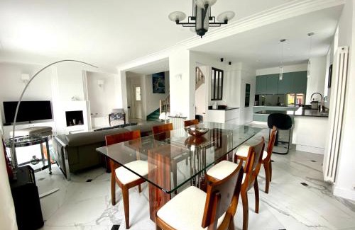 Riou - Petit Juas - Av de Grasse Villa | Elegant Villa Luxe with Pool in Central Cannes