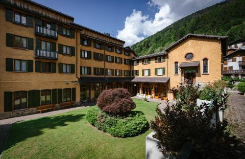 Ponte di Legno Hotel | Discover Villa Luzzago: Oceanfront Retreat with Breakfast