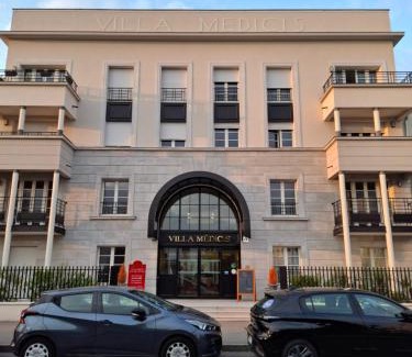 Saint-Cyr-l'Ecole Apartment | Relaxing Villa Médicis Versailles with Pool & Family Dining