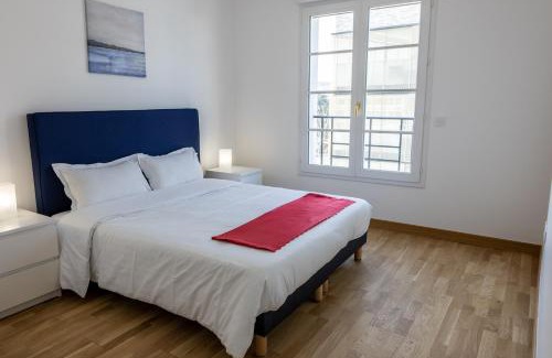 Saint-Cyr-l'Ecole Apartment | Relaxing Villa Médicis Versailles with Pool & Family Dining