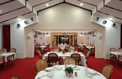 Saint-Cyr-l'Ecole Apartment | Relaxing Villa Médicis Versailles with Pool & Family Dining