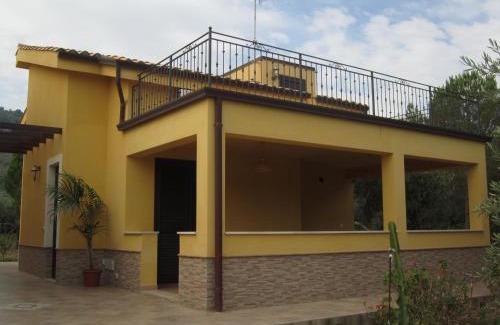 Mazzaforno Apartment | Villa M&R: Oceanfront Escape with High Guest Ratings