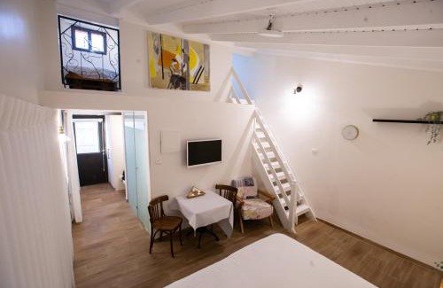 Safed Old City Villa | Villa Maim Haim: Prime Location in Historic Old City Tzfat