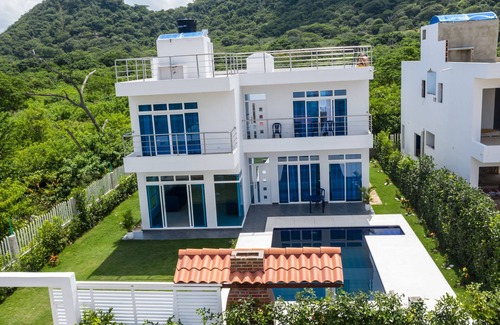 Santa Veronica Cabin | Villa Mandalay: Cozy Cottage with Oceanfront Pool Access