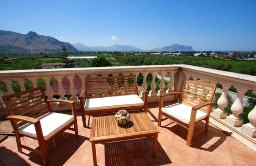 Palermo House | Pet-Friendly Villa MandarinArt with Breakfast & Kitchen Access