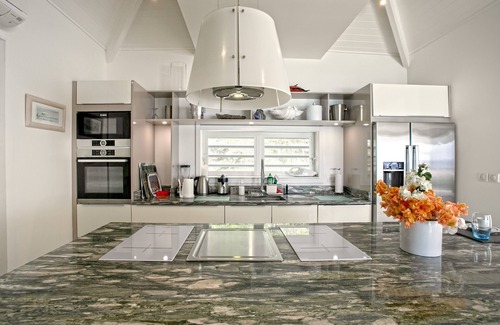 Orient Bay House | Villa Mango: Breathtaking Views & Beach Access Awaits