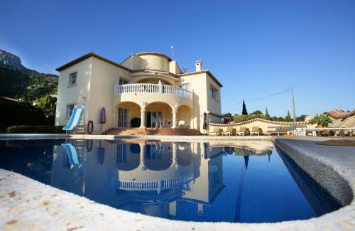 La Canuta Villa | Villa Manoir: 4-Star Pet-Friendly Retreat with Pool