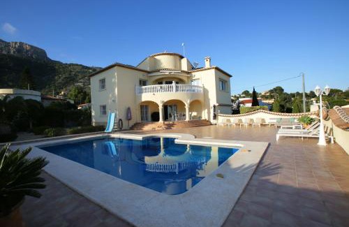 La Canuta Villa | Villa Manoir: 4-Star Pet-Friendly Retreat with Pool
