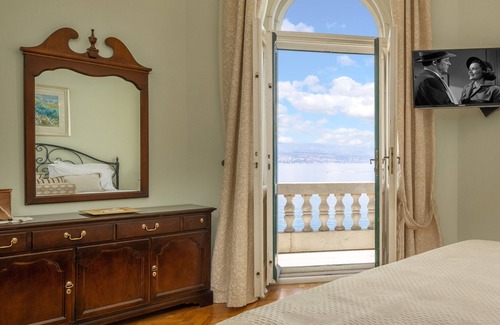 Tulisevica Villa | Elegant Villa Mansion with Private Beach & Pool Retreat