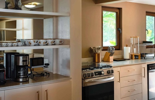 Zihuatanejo de Azueta Villa | Villa Mantramar: Oceanfront Oasis on the Pacific Coast