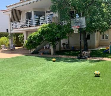 La Zubia Villa | Pet-Friendly Villa Mare Near Sierra Nevada with Pool Access