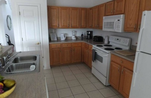 Highgate Park House | Ideal 4BR/3BA Getaway with Private Pool & Breakfast
