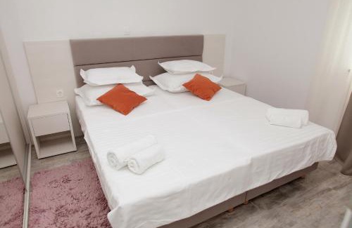 Slatine Hotel | Villa Marija: Oceanfront Retreat with Breakfast & Fireplace