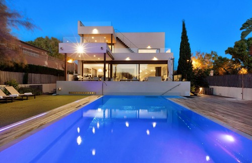 Palma de Mallorca Villa | Experience Villa Marina Cristal: Beachfront Bliss Awaits