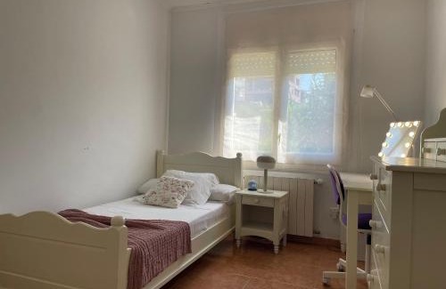 Montilivi House | Casa Veuràs Girona - Montilivi: Pet-Friendly & Family-Oriented