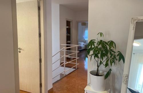 Montilivi House | Casa Veuràs Girona - Montilivi: Pet-Friendly & Family-Oriented