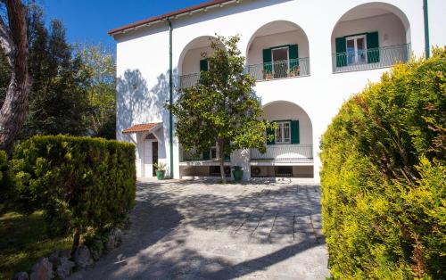 Lama Bed & Breakfast | Villa Marta: Oceanfront Retreat with Private Beach Amenities