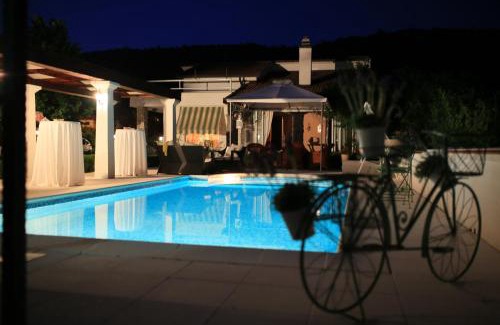 Trn Villa | Villa Maslina: 4-Star Oceanfront Retreat with Pool