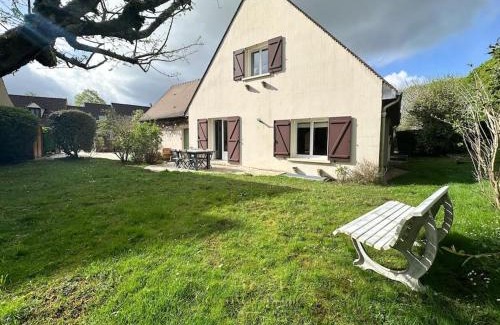 Saint-Quentin-en-Yvelines House | Villa Massenet: Your Perfect Stay for the Paris 2024 Olympics