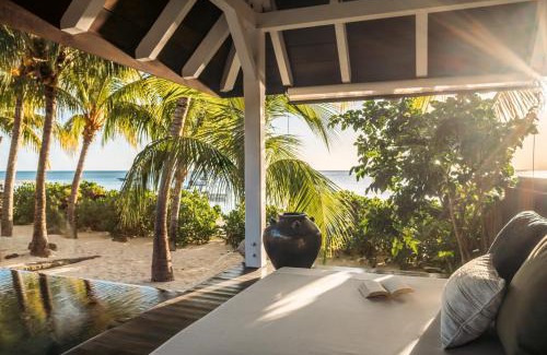 La Preneuse Villa | Elegant Villa Matahari: Oceanfront Bliss with Pool Access