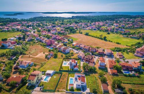 Valbandon Villa | Villa Mateo: Oceanfront Bliss with Heated Pool & 10/10 Rating