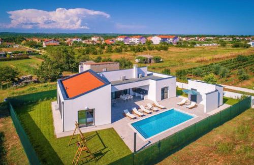 Valbandon Villa | Villa Mateo: Oceanfront Bliss with Heated Pool & 10/10 Rating