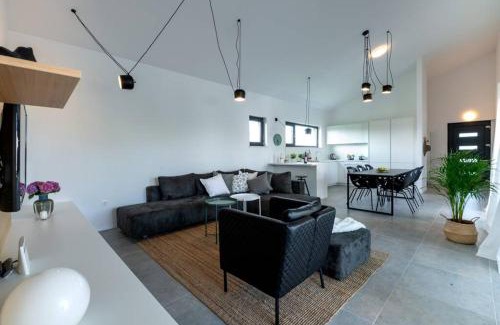 Valbandon Villa | Villa Mateo: Oceanfront Bliss with Heated Pool & 10/10 Rating