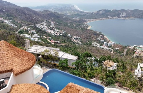 Las Cruces Villa | Villa Maui: Luxury Getaway with Infinity Pool and Spectacular Views 19persons