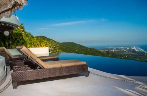Las Cruces Villa | Villa Maui: Luxury Getaway with Infinity Pool and Spectacular Views 19persons