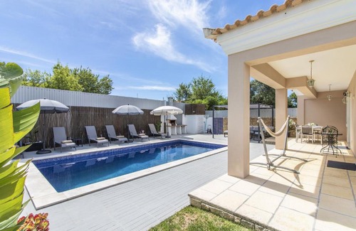 Cerro do Mocho House | Villa Maya: Family-Friendly Retreat with Pool & High Ratings