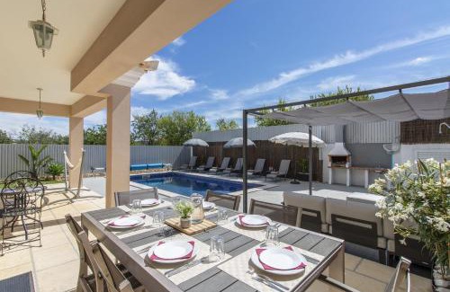 Cerro do Mocho House | Villa Maya: Family-Friendly Retreat with Pool & High Ratings