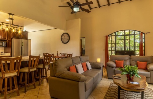 Hills of Esterillos House | Villa Meilleur: 10 Minutes to Beach with Pool & Spa