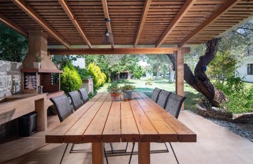 Sikia House | Villa Menie - Golden Fig Sykia Lodge with Oceanfront Views